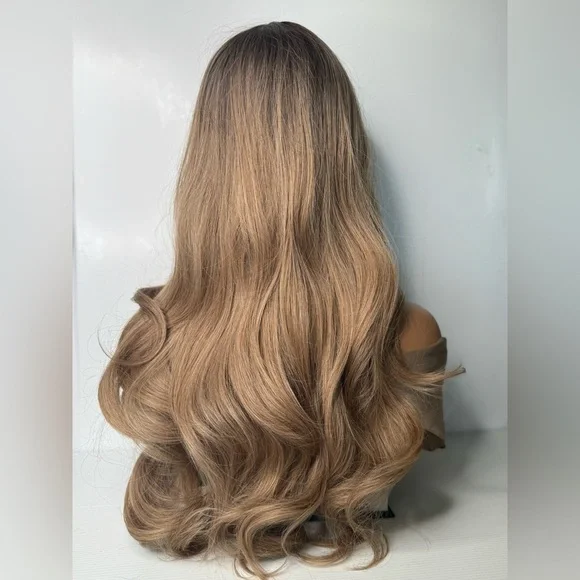 Balayage Caramel Blonde Wavy Wig with Dark Roots - Realistic appearance - Picture 4 of 7